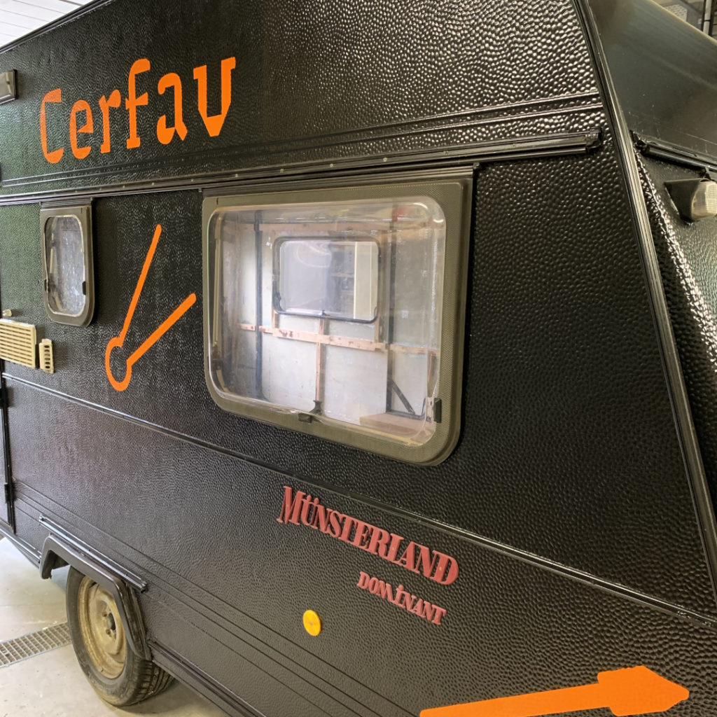 transformation d'une caravane en un atelier verrier mobile de soufflage de verre par le Cerfav